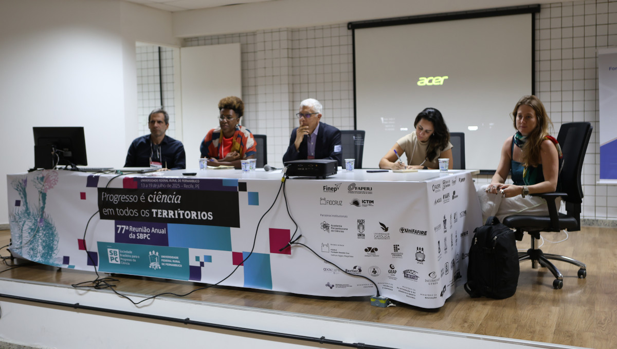 Debate sobre desinformação na 77ª Reunião Anual da SBPC: (da esq.) Daniel Stycer, Tainá de Paula Alvarenga, Carlos Alexandre Netto, Ana Paula Morales e Natasha Felizi. Foto Jardel Rodrigues/SBPC